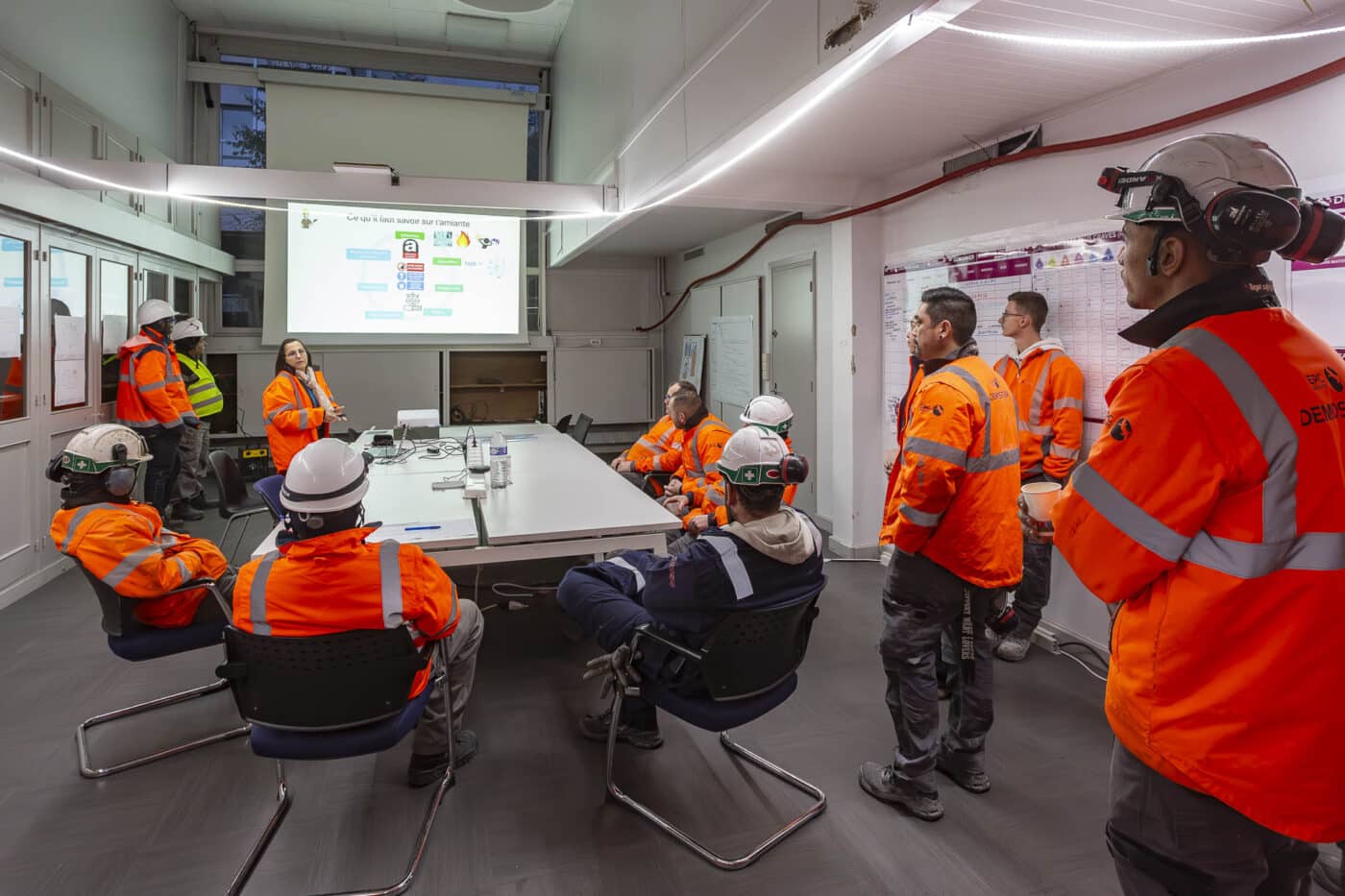 groupe de personne en gilet orange