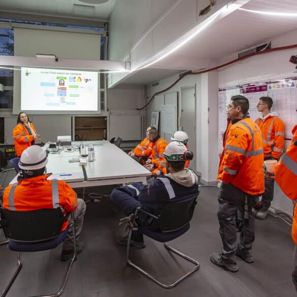 groupe de personne en gilet orange